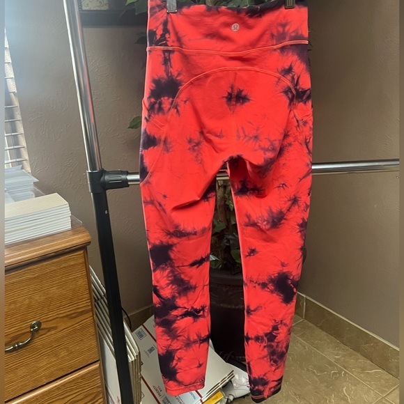 Lululemon Cropped Leggings in black and red tie dye with pockets Size 4 Like new - Picture 2 of 9